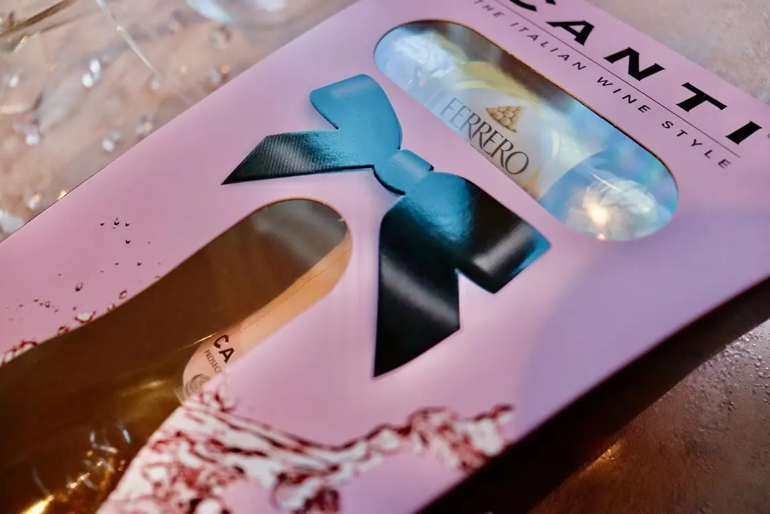 Close-up of the pink Canti carton showing the embossed ribbon bow and the die-cut window over the bottle